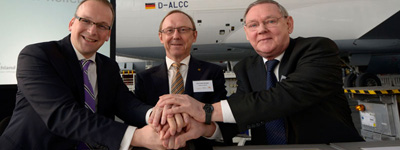 Christoph Waffenschmidt, Vorstandsvorsitzender World Vision Deutschland, Vorstandsvorsitzender von Lufthansa Cargo Karl Ulrich Garnadt und Rudi Frick, der Vorstandsvorsitzende von ADH (v.l.n.r.) unterzeichnen am Mittwoch (13.02.13) in Frankfurt am Main vor dem Lufthansa-Cargo Frachtflugzeug McDonnell Douglas MD-11 mit dem Logo Aktion Deutschland Hilft die Kooperationsvereinbarung.